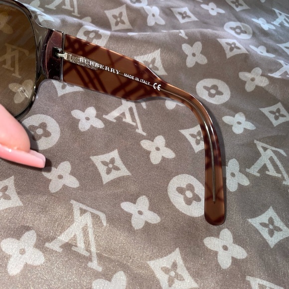 ❤️SOLD❤️ Burberry sunglasses - Picture 6 of 15